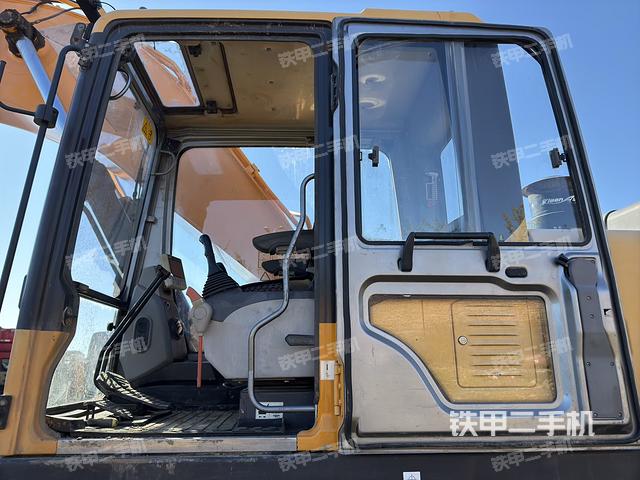 驾驶室整体(整机外观) 驾驶室整体(整机外观)