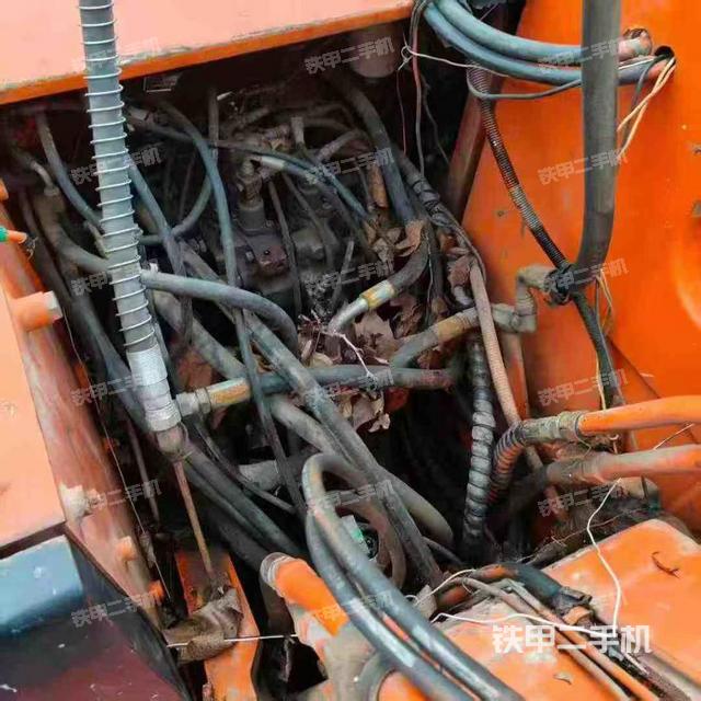 回轉(zhuǎn)馬達(dá)和主控閥(整機(jī)外觀) 回轉(zhuǎn)馬達(dá)和主控閥(整機(jī)外觀)