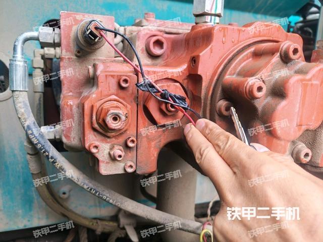 液壓泵艙室正面整體(整機(jī)外觀) 液壓泵艙室正面整體(整機(jī)外觀)