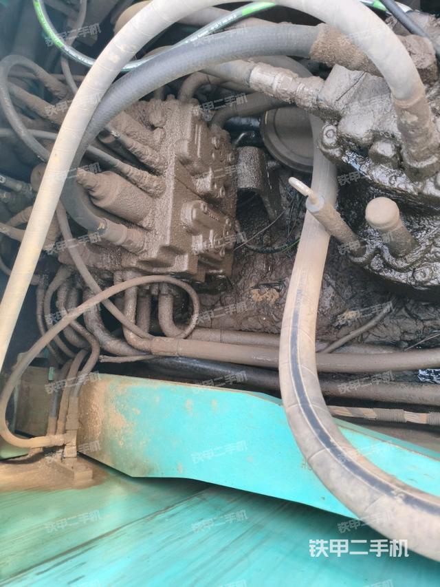 回轉(zhuǎn)馬達和主控閥(整機外觀) 回轉(zhuǎn)馬達和主控閥(整機外觀)