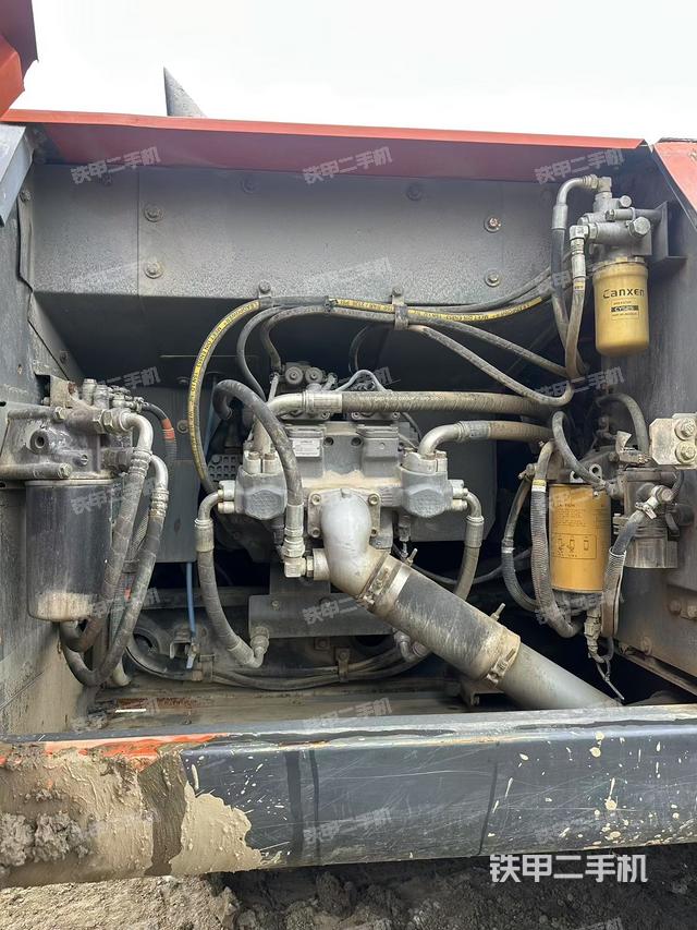 液壓泵艙室正面整體(整機外觀) 液壓泵艙室正面整體(整機外觀)