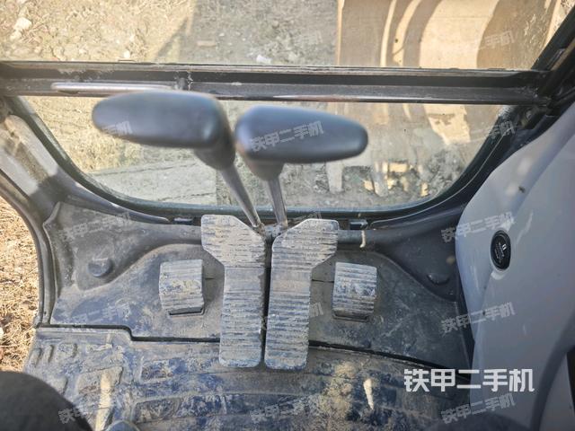 座椅左側(cè)控制臺/音響/含左手柄(駕駛室部分) 座椅左側(cè)控制臺/音響/含左手柄(駕駛室部分)