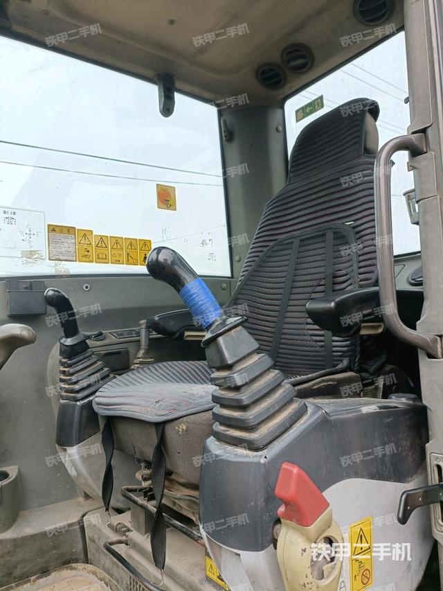 駕駛室整體(整機外觀) 駕駛室整體(整機外觀)