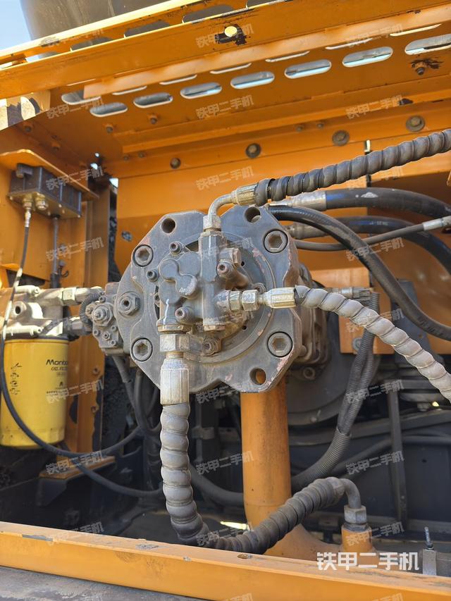 液压泵舱室正面整体(整机外观) 液压泵舱室正面整体(整机外观)