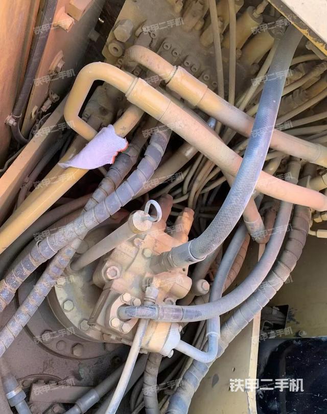 回转马达和主控阀(整机外观) 回转马达和主控阀(整机外观)