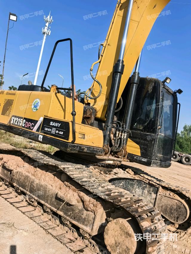 大臂油缸整体 竖拍(工作和回转装置) 大臂油缸整体 竖拍(工作和回转装置)