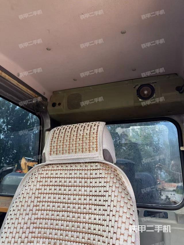 驾驶室顶部(整机外观) 驾驶室顶部(整机外观)