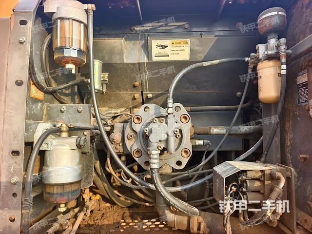 液压泵舱室正面整体(整机外观) 液压泵舱室正面整体(整机外观)