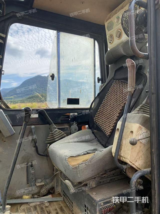 駕駛室整體(整機(jī)外觀) 駕駛室整體(整機(jī)外觀)