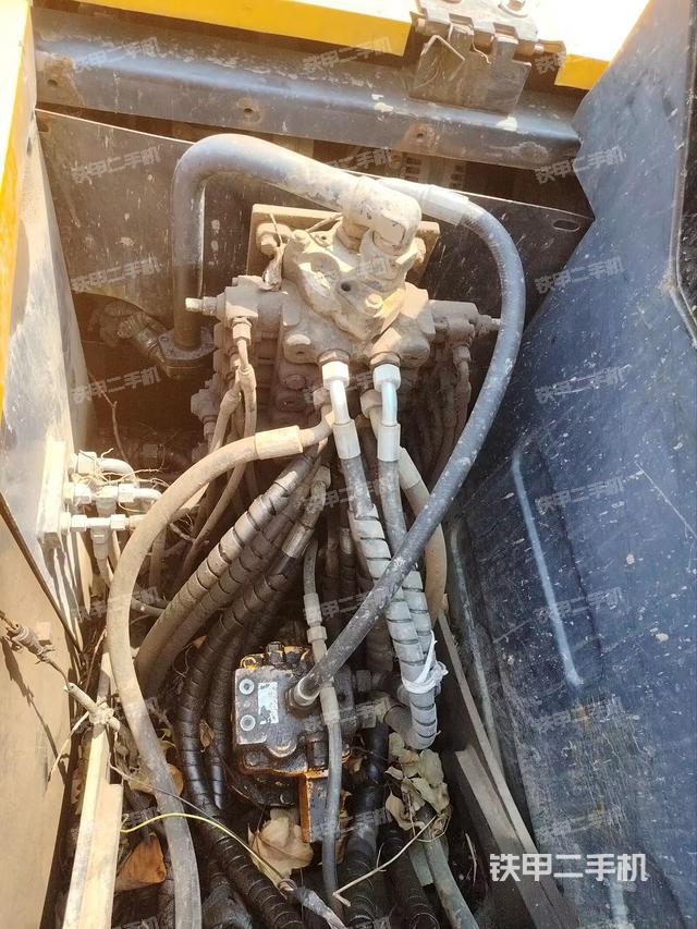 回轉(zhuǎn)馬達(dá)和主控閥（整機(jī)外觀）