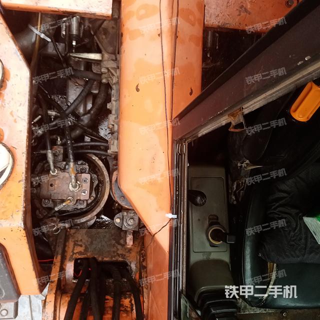 液壓泵艙室正面整體(整機(jī)外觀) 液壓泵艙室正面整體(整機(jī)外觀)