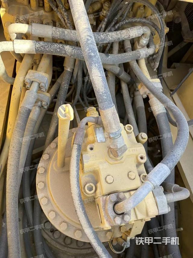 回转马达和主控阀(整机外观) 回转马达和主控阀(整机外观)