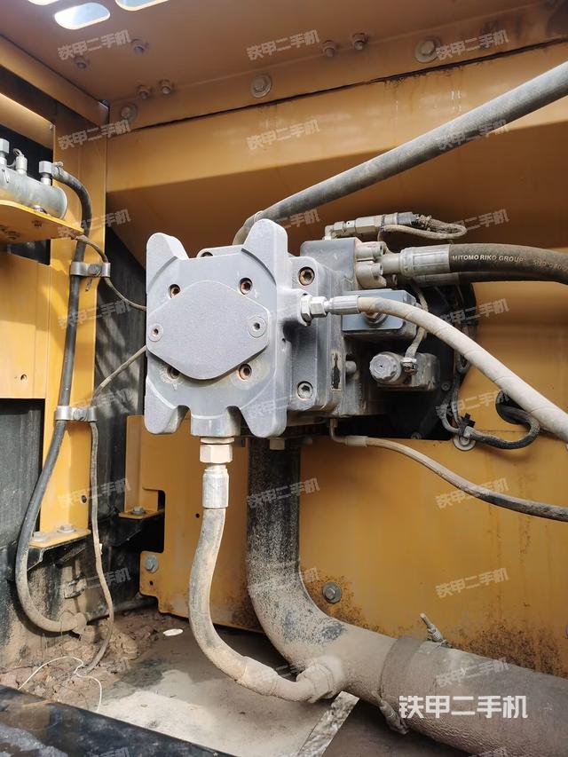 液压泵舱室正面整体（整机外观）