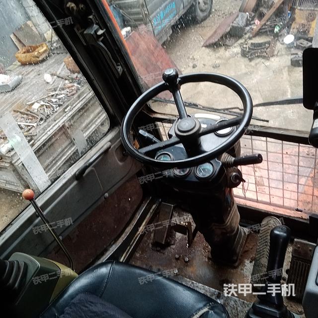 駕駛室整體(整機(jī)外觀) 駕駛室整體(整機(jī)外觀)