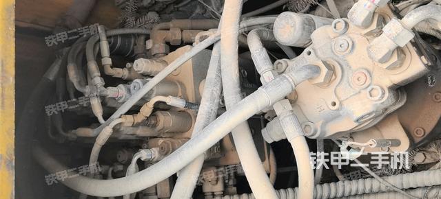 回转马达和主控阀(整机外观) 回转马达和主控阀(整机外观)