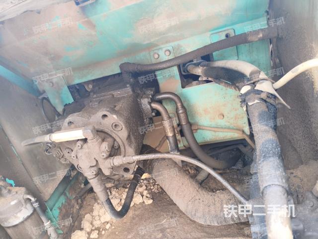 液壓泵艙室正面整體(整機外觀) 液壓泵艙室正面整體(整機外觀)