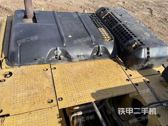 驾驶室顶部(整机外观) 驾驶室顶部(整机外观)