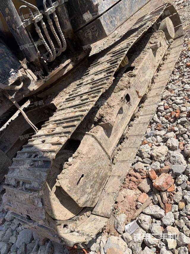 單側(cè)履帶整體(整機(jī)外觀) 單側(cè)履帶整體(整機(jī)外觀)