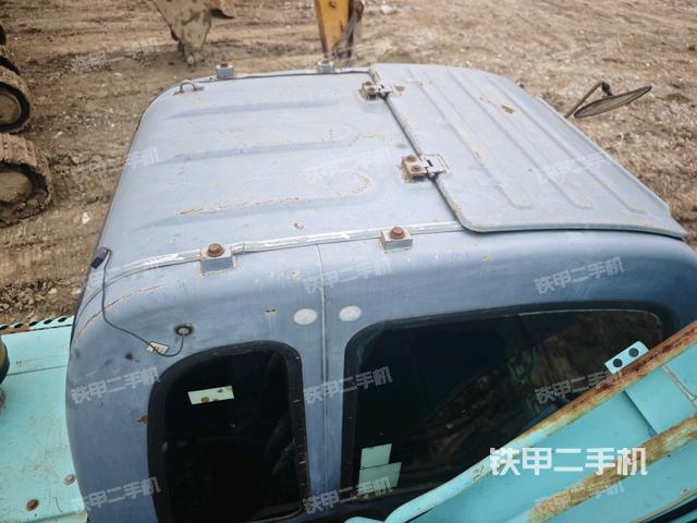 驾驶室顶部(整机外观) 驾驶室顶部(整机外观)