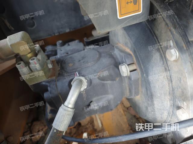 液压泵舱室正面整体（整机外观）