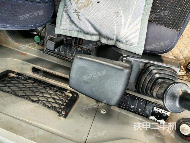 座椅右側(cè)控制臺/鑰匙門/油門/含右手柄(駕駛室部分) 座椅右側(cè)控制臺/鑰匙門/油門/含右手柄(駕駛室部分)