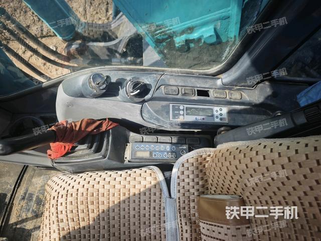 行走控制手柄和踏板?俯拍(駕駛室部分) 行走控制手柄和踏板?俯拍(駕駛室部分)