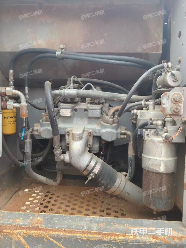 液壓泵艙室正面整體(整機(jī)外觀) 液壓泵艙室正面整體(整機(jī)外觀)