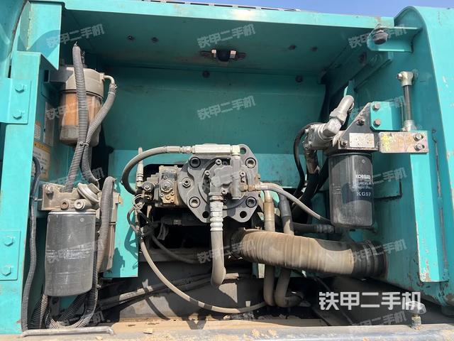 液压泵舱室正面整体(整机外观) 液压泵舱室正面整体(整机外观)