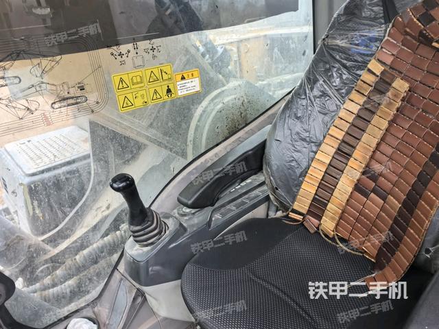 座椅左侧控制台/音响/含左手柄(驾驶室部分) 座椅左侧控制台/音响/含左手柄(驾驶室部分)