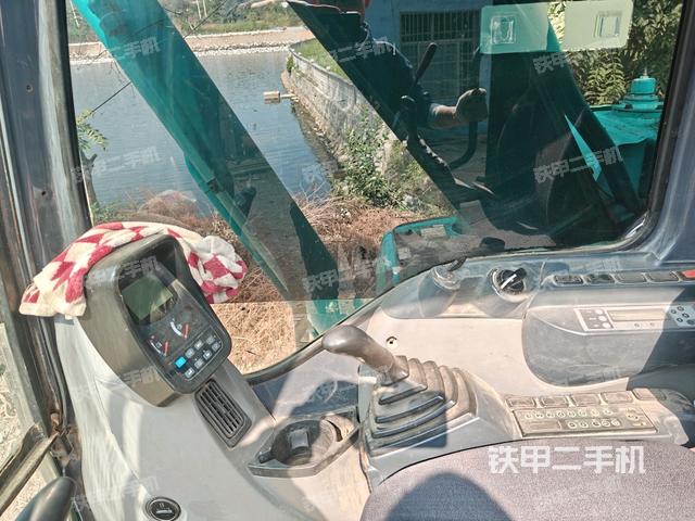 座椅右側(cè)控制臺/鑰匙門/油門/含右手柄(駕駛室部分) 座椅右側(cè)控制臺/鑰匙門/油門/含右手柄(駕駛室部分)