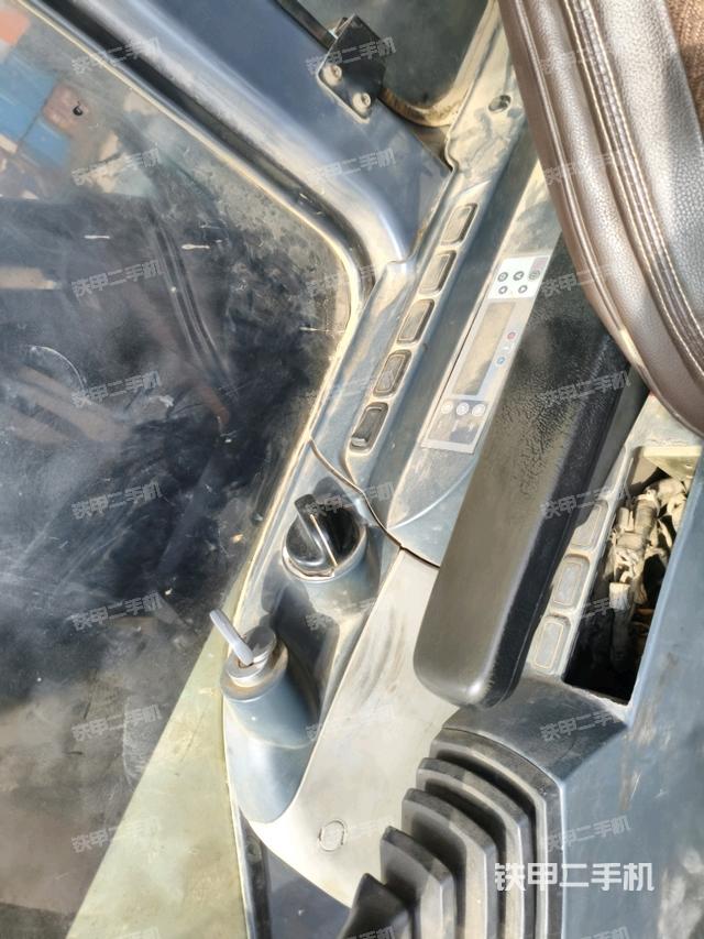 駕駛室整體(整機外觀) 駕駛室整體(整機外觀)