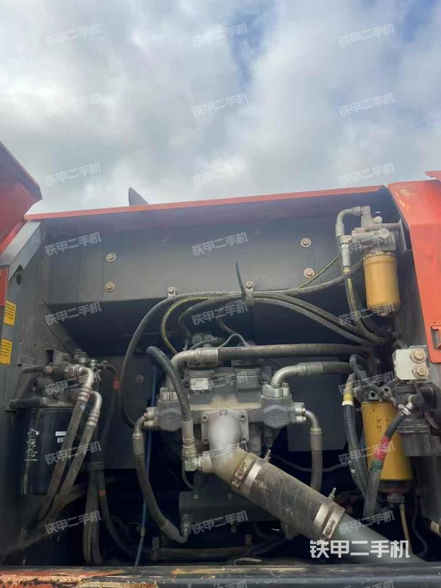 液压泵舱室正面整体（整机外观）