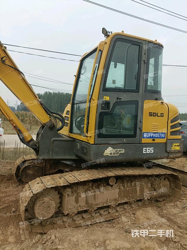 駕駛室頂部(整機外觀) 駕駛室頂部(整機外觀)