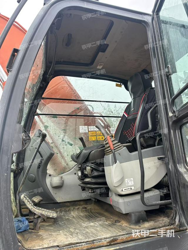 駕駛室整體(整機外觀) 駕駛室整體(整機外觀)