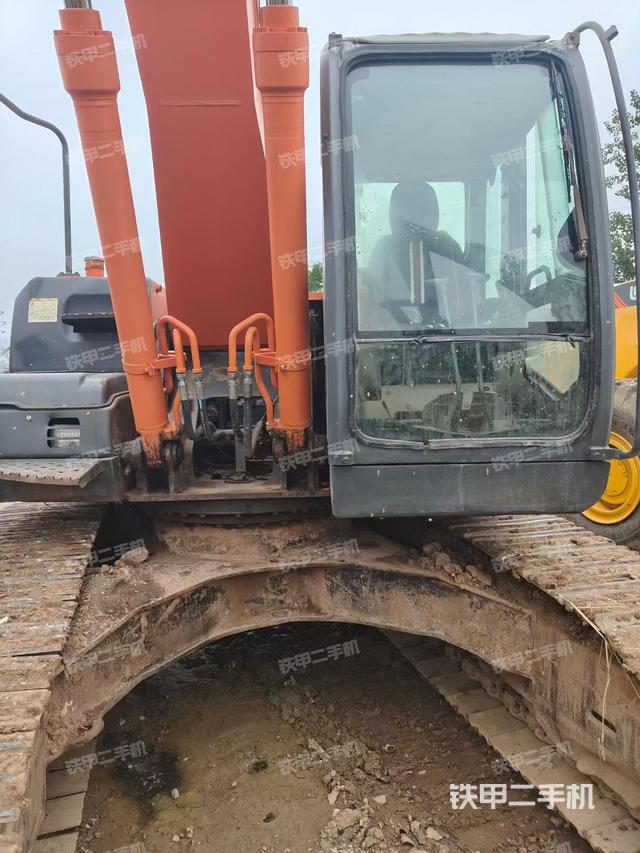 駕駛室頂部(整機(jī)外觀) 駕駛室頂部(整機(jī)外觀)