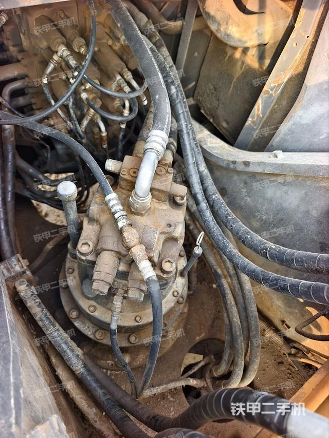 回转马达和主控阀(整机外观) 回转马达和主控阀(整机外观)