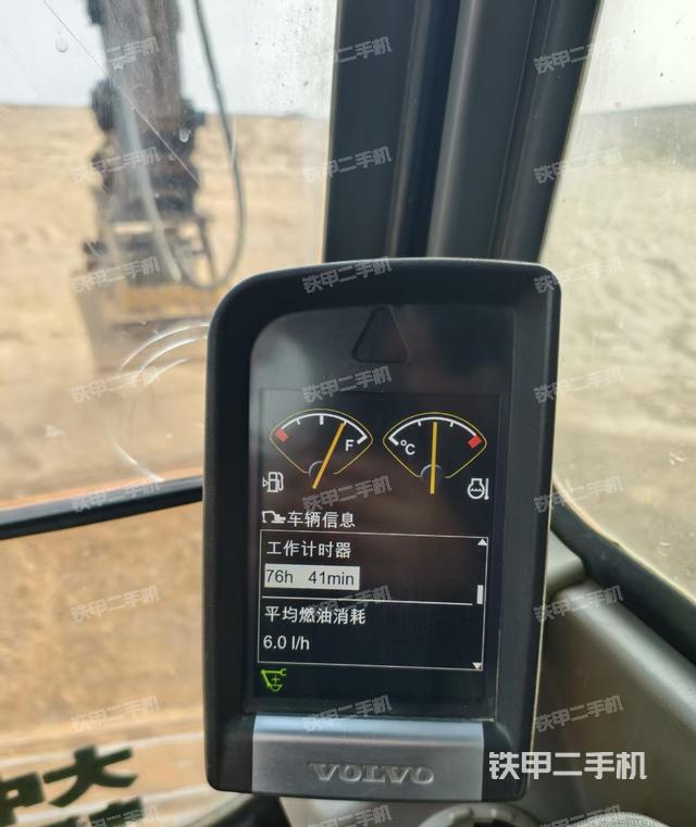 駕駛室頂部(整機(jī)外觀) 駕駛室頂部(整機(jī)外觀)