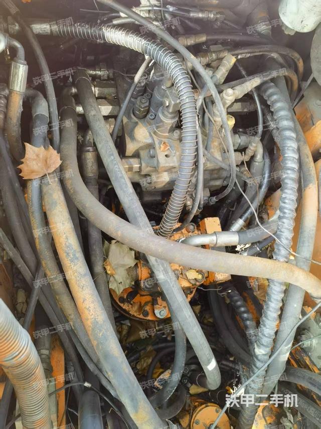 回轉(zhuǎn)馬達(dá)和主控閥(整機(jī)外觀) 回轉(zhuǎn)馬達(dá)和主控閥(整機(jī)外觀)