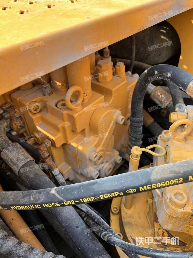 回转马达和主控阀(整机外观) 回转马达和主控阀(整机外观)