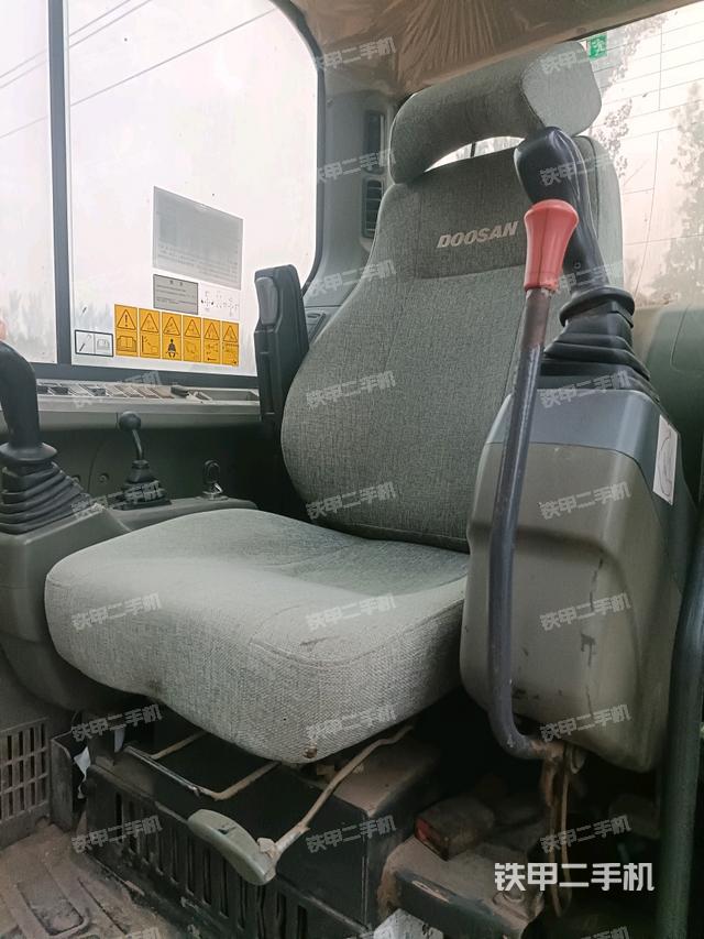 驾驶室整体(整机外观) 驾驶室整体(整机外观)