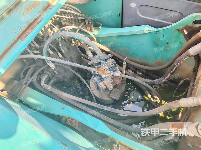 回转马达和主控阀(整机外观) 回转马达和主控阀(整机外观)