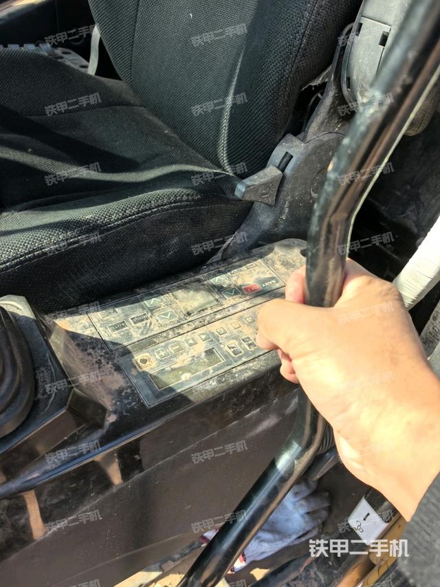 座椅右侧控制台/钥匙门/油门/含右手柄(驾驶室部分) 座椅右侧控制台/钥匙门/油门/含右手柄(驾驶室部分)