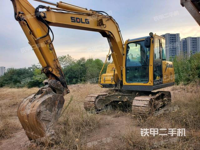 山東臨工E675F挖掘機(jī)