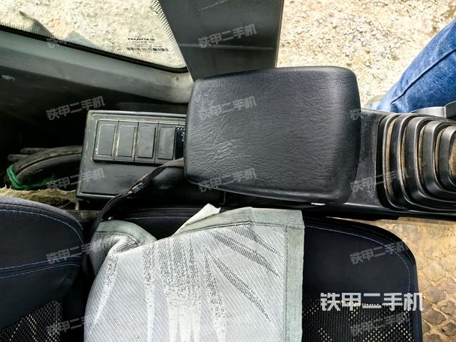 座椅左側(cè)控制臺/音響/含左手柄(駕駛室部分) 座椅左側(cè)控制臺/音響/含左手柄(駕駛室部分)