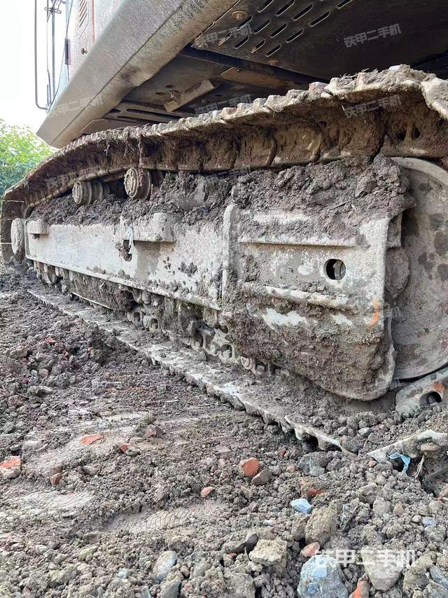 单侧履带整体(整机外观) 单侧履带整体(整机外观)