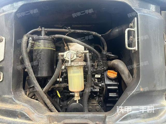 液壓泵艙室正面整體(整機外觀) 液壓泵艙室正面整體(整機外觀)