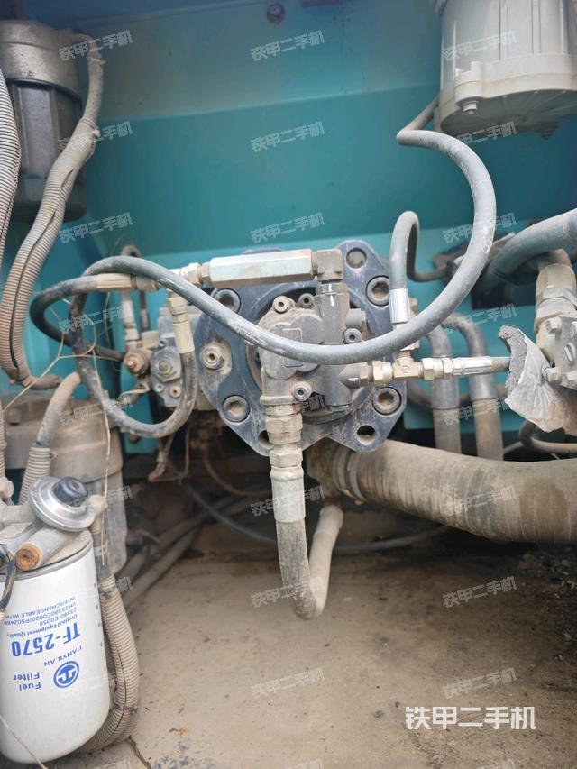 液压泵舱室正面整体(整机外观) 液压泵舱室正面整体(整机外观)