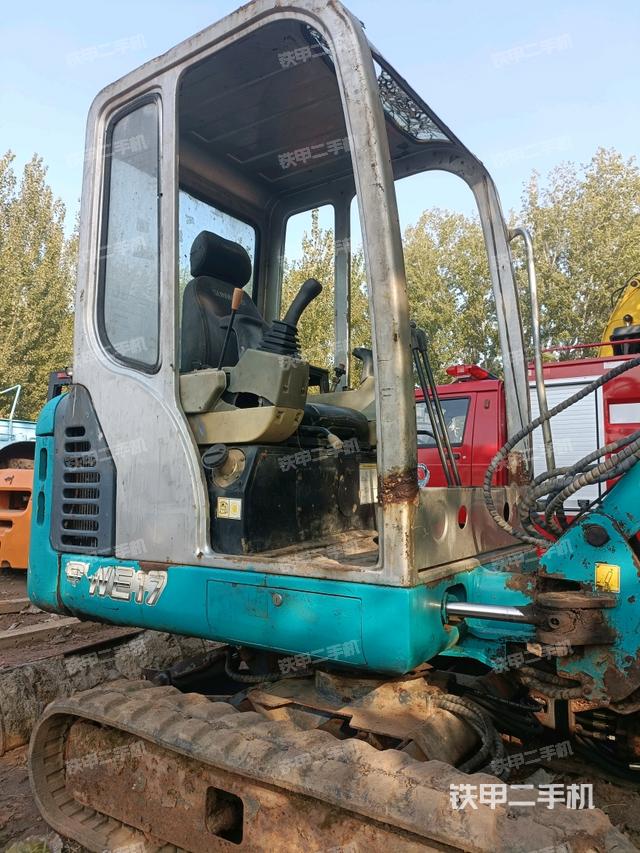 駕駛室頂部(整機(jī)外觀) 駕駛室頂部(整機(jī)外觀)