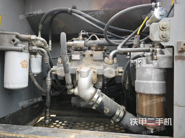 液压泵舱室正面整体（整机外观）