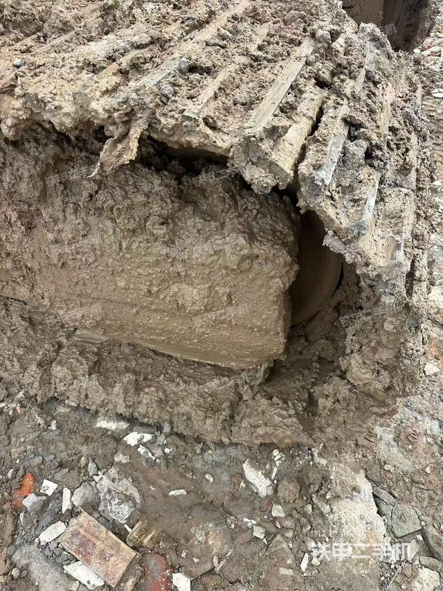 单侧履带整体(整机外观) 单侧履带整体(整机外观)